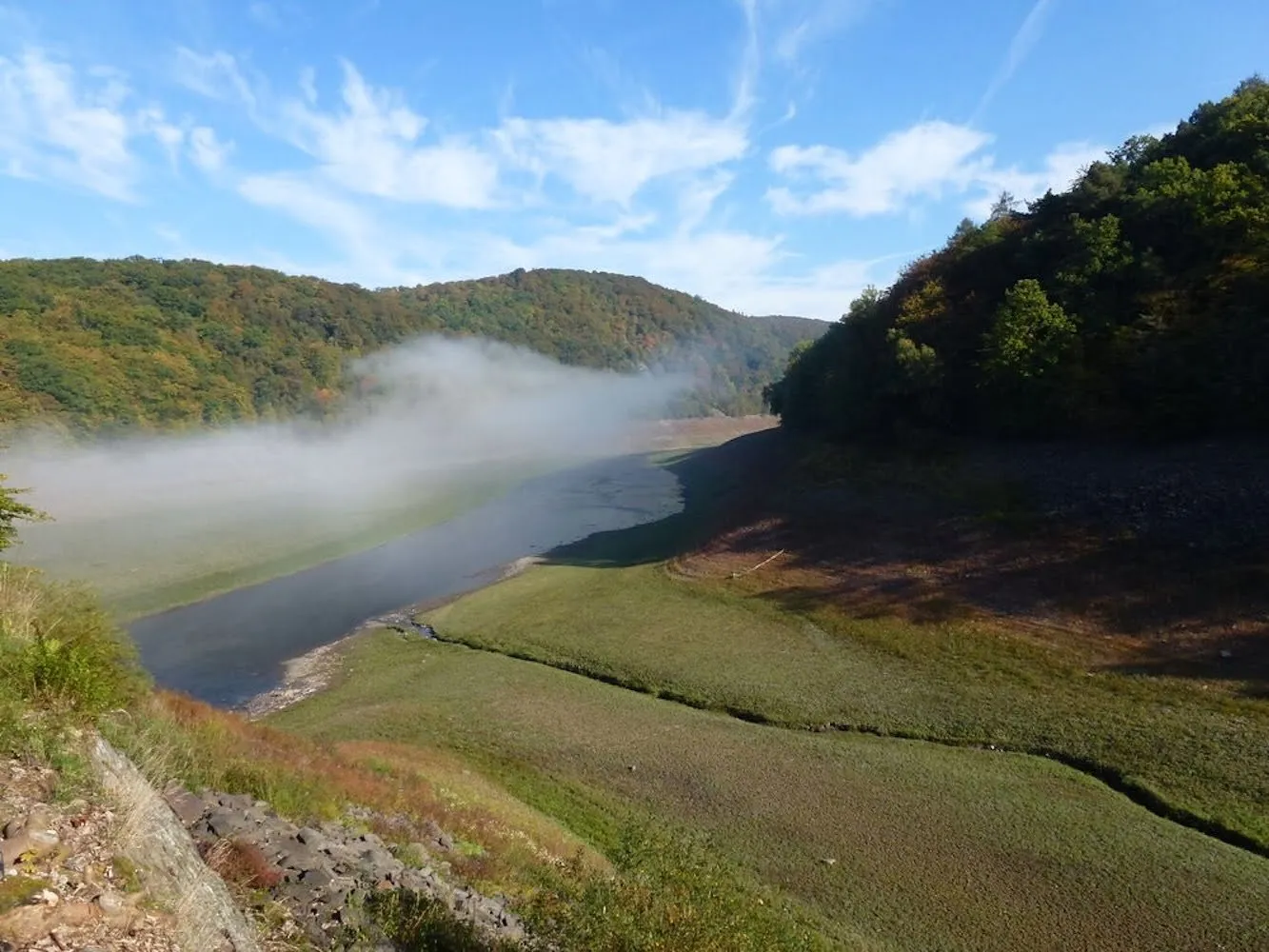 Edersee Banfebucht mit Blick auf den Blossenberg im Herbst