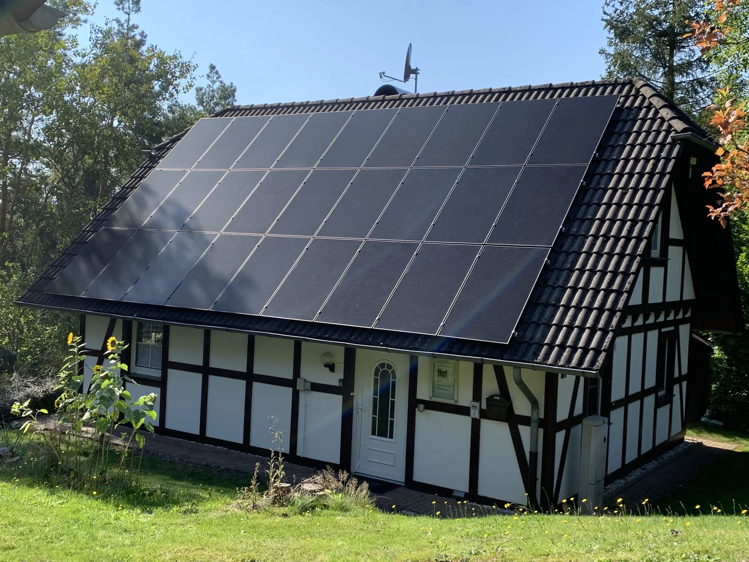 Längsseite des Hauses mit Photovoltaikanlage auf dem Dach