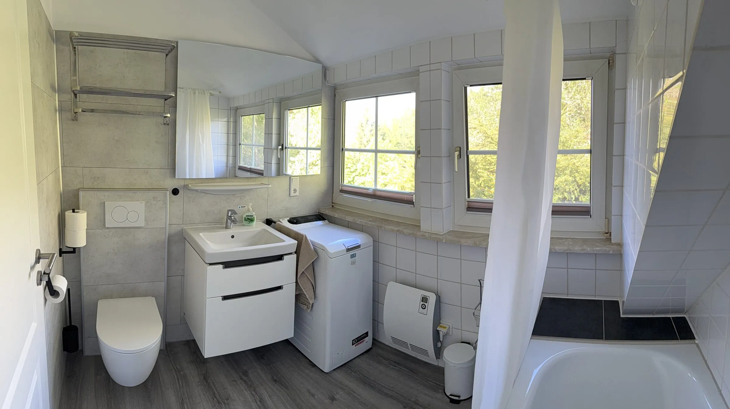 Frisch renoviertes Bad im Dachgeschoss mit Badewanne