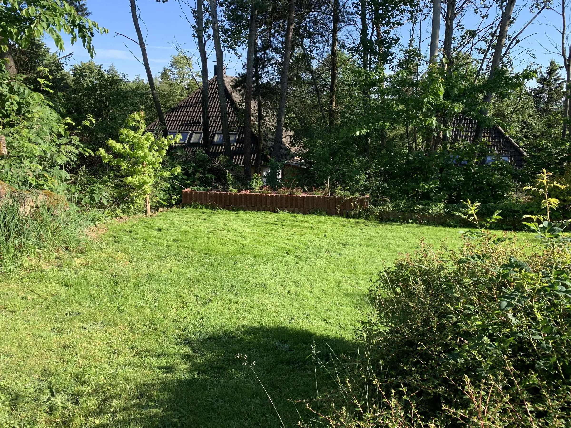 Blick vom Garten hinter dem Haus auf die Ferienvilla (ca. 540 m²)