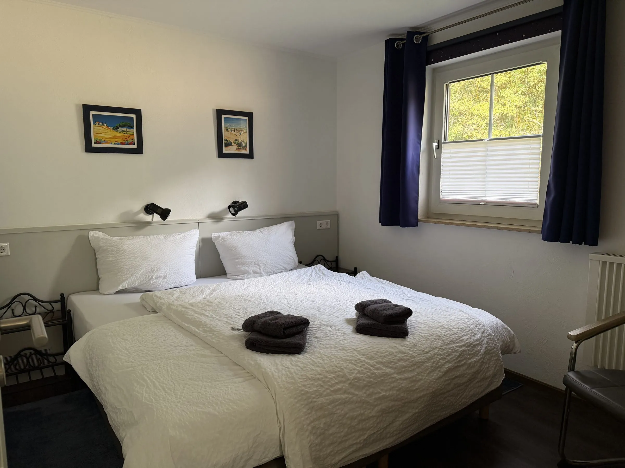 Schlafzimmer im Erdgeschoss mit Doppelbett (ca. 10 m²)