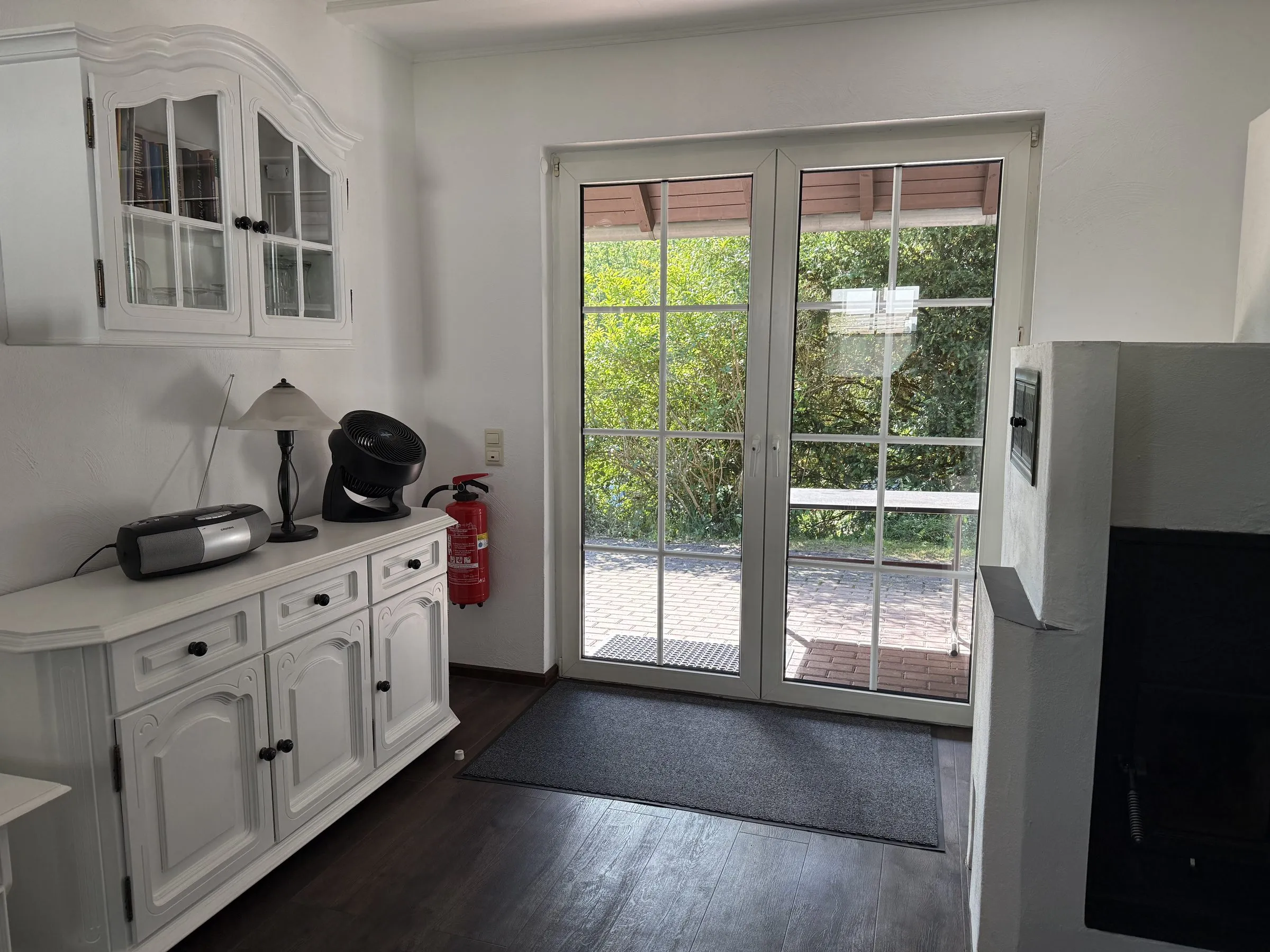 Wohnzimmer mit Smart-TV und Blick zur Terrassentür