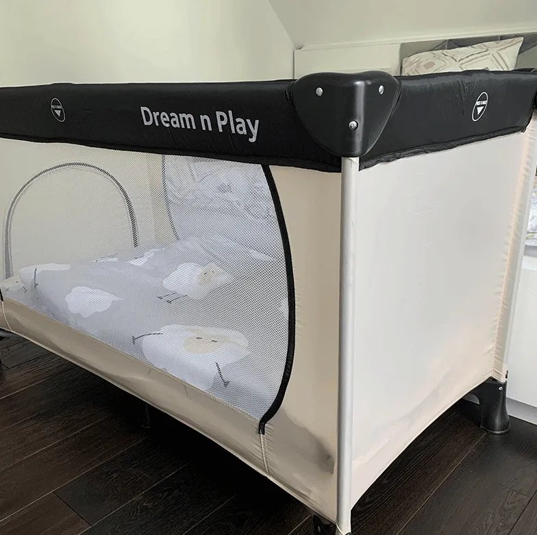 Schlafzimmer mit Babybett